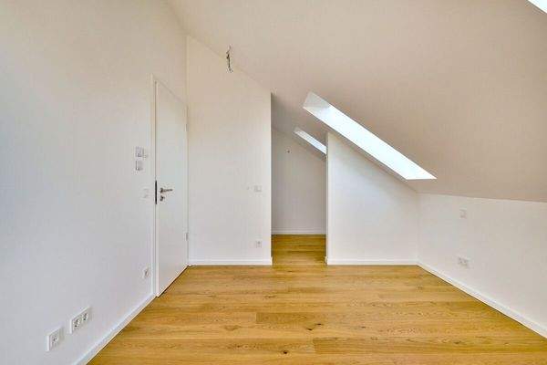 Schlafzimmer zusätzliche Ansicht mit offener Ankleide unter der Dachschräge