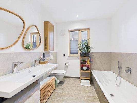 Badezimmer - Wanne / Fenster