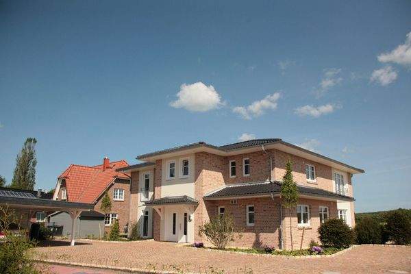 Frontansicht mit Eingang und Carport