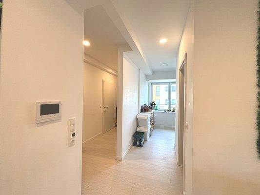 Moderner Flur mit Licht