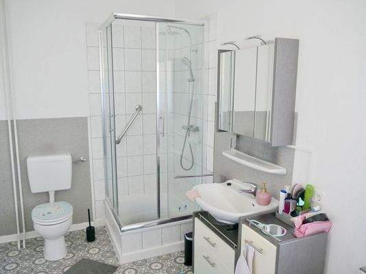 Bad mit Dusche im Obergeschoss