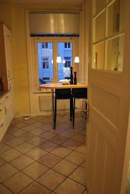 Einbauküche mit Fliesenboden