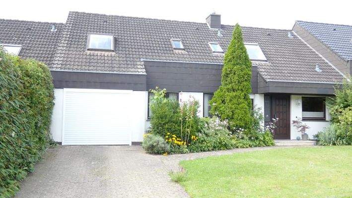 Hausansicht mit Garage