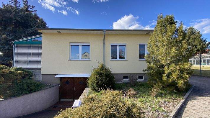 Wohnhaus mit Garageneinfahrt