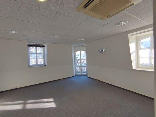 Hauptraum mit  Tür zum kleinen Balkon