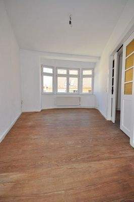 Wohnzimmer mit Erker und Flügeltür