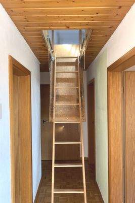 Ausziehtreppe zum ausgebauten Bühnenraum 