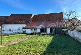 Blick zur Scheune und Garten