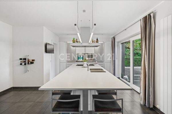 Stilvolle Küche mit einer separaten Speisekammer