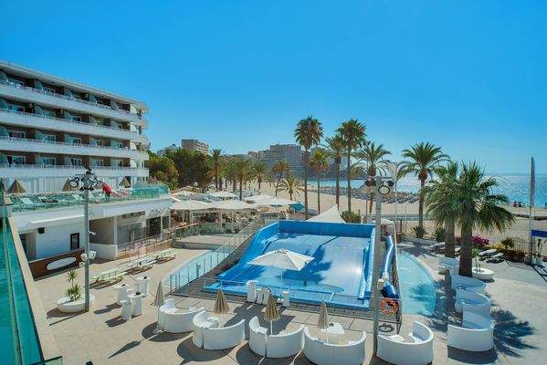Community pool in apartment in Magaluf 4