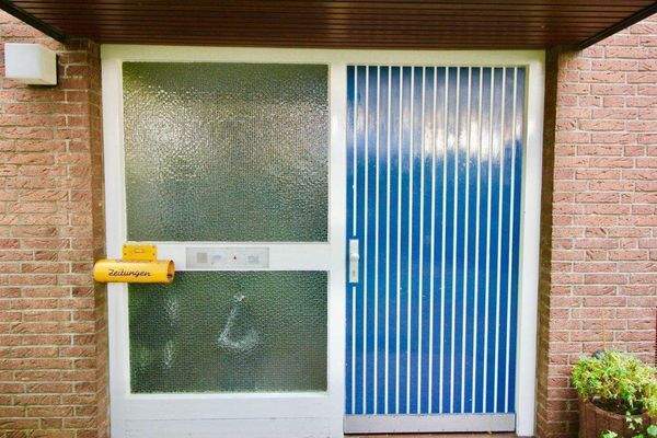 6 Parteien in einem Hauseingang