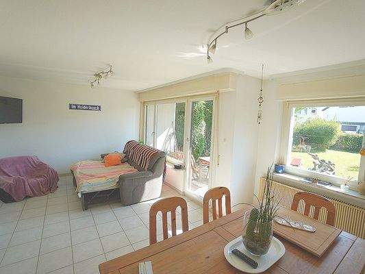 Wohn- und Essbereich mit Zugang auf die Terrasse und das Grundstück