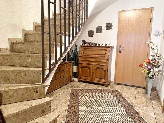 Großzügige Diele im ausgebauten KG,