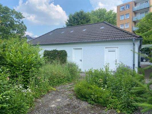 Blick auf die Garagen / Gartenfläche