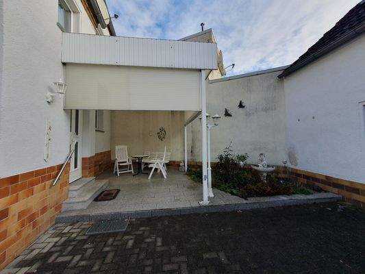 Eingang mit überdachter Terrasse