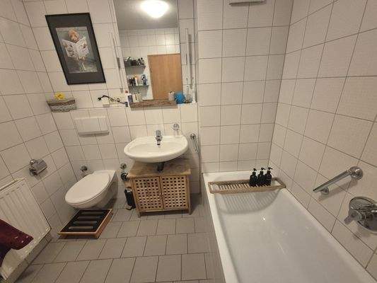 Bad mit Badewanne.jpg