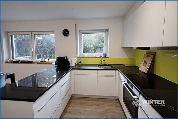 Küche mit Steinarbeitsplatte