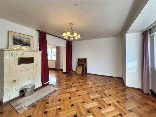 Wohnzimmer mit Kachelofen vorne