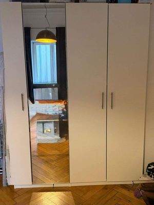 ... und mit einem praktischen bodentiefen Spiegel.