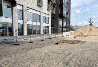 Außenansicht mit Parkmöglichkeiten