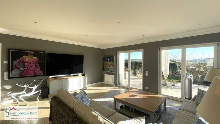 Wohnzimmer mit Zugang zur Terrasse 