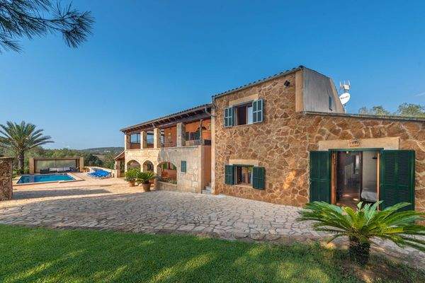 Außenansicht und Poolbereich