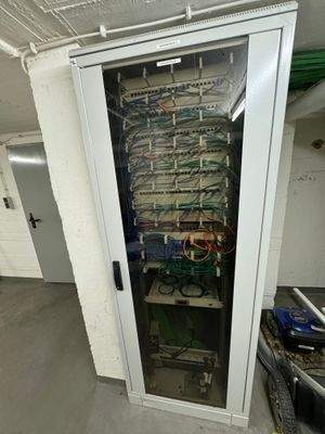 zentraler_Datenschrank_m_Patchfeldern_Cat5.JPG