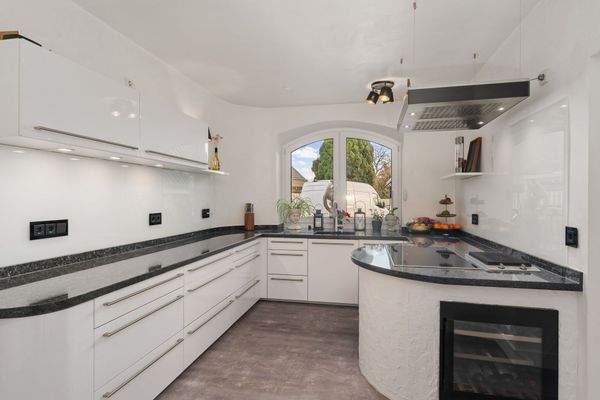 Exklusive Küche mit Weinkühlschrank (22,62 m²) ...