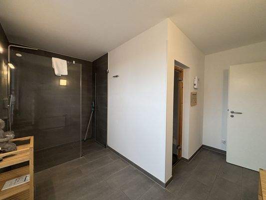 Badezimmer mit Sauna EG
