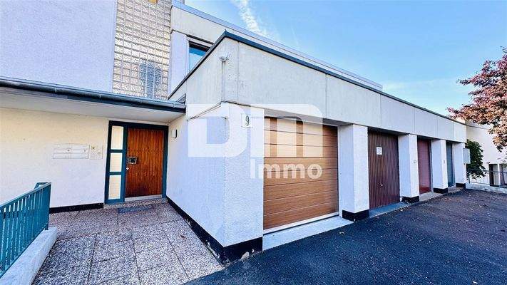 Rückansicht / Haupteingang / Zufahrt Garage