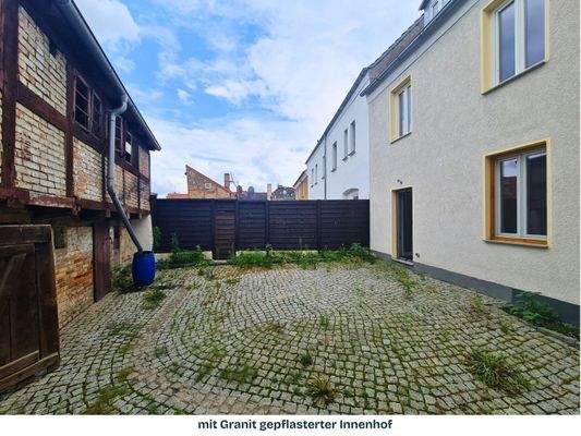 mit Granit gepflasteter Innenhof.jpeg