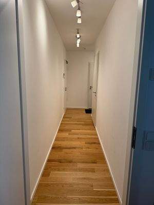 Langer Flur mit Holzboden