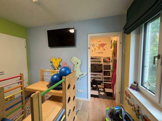 mit Tageslicht und Ankleideraum im Hintergrund