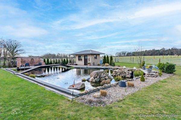 Großer Naturteich mit Gartenhaus