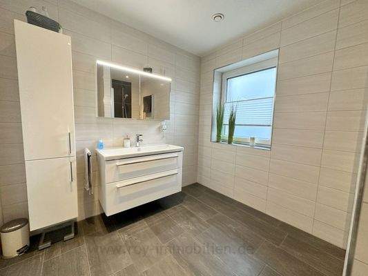 ...und hochwertiger Waschtisch-Kombination