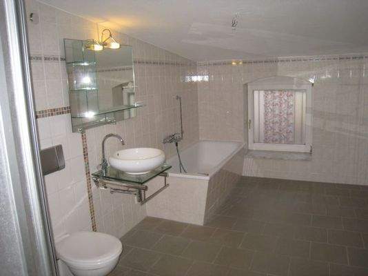 mit Dusche und Wanne