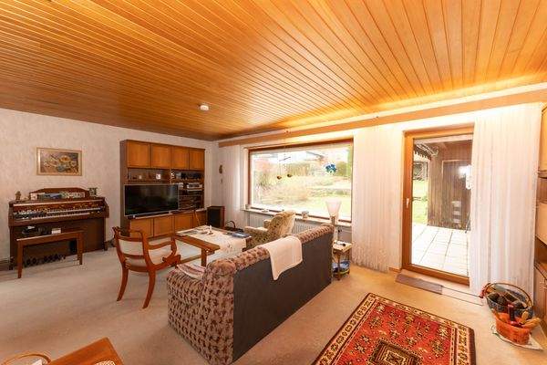 Wohn-Esszimmer mit Blick in den Garten