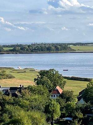 Sicht auf kleinen Bootsliegeplatz