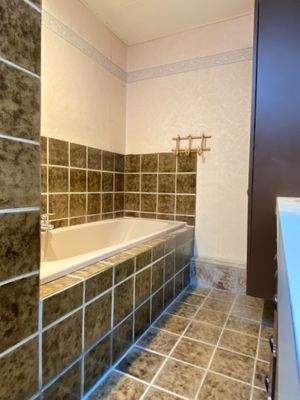 Bad mit Dusche und Wanne