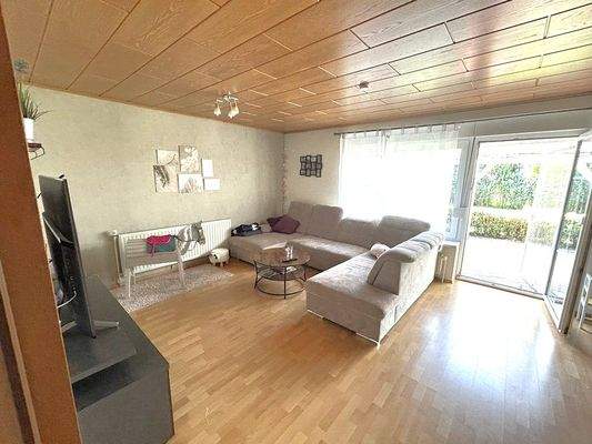 Das große helle Wohnzimmer im EG