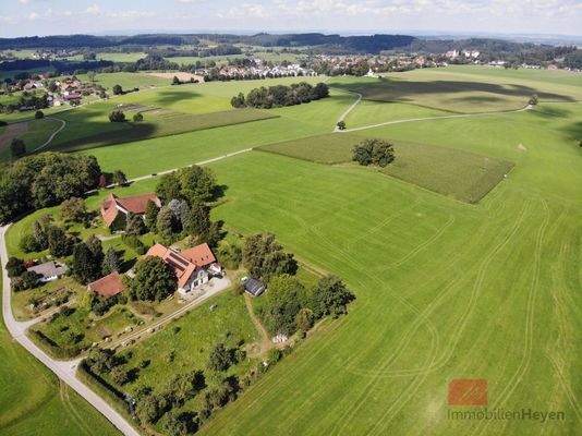 Ansicht auf das ganz Anwesen aus der Luft