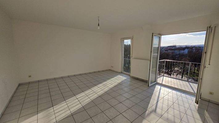 Wohnzimmer mit Balkonzugang