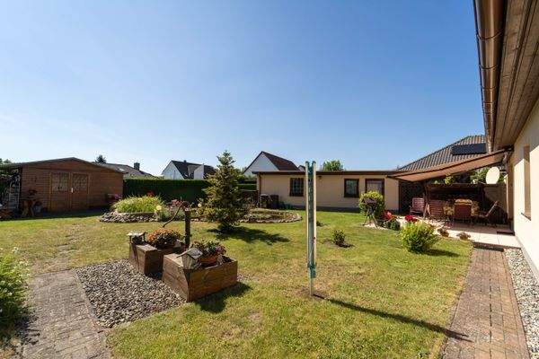 Außenansicht + Garten