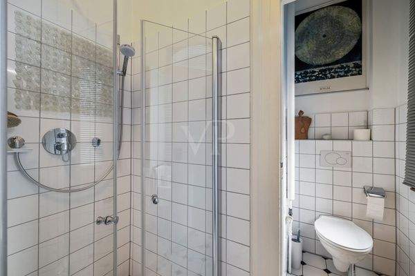 Tageslichtbadezimmer mit integrierter Dusche und WC