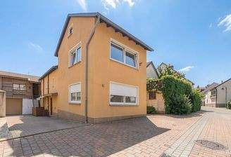 [KI] Außenansicht Gästehaus und Gewerbeeinheit mit Wohnung