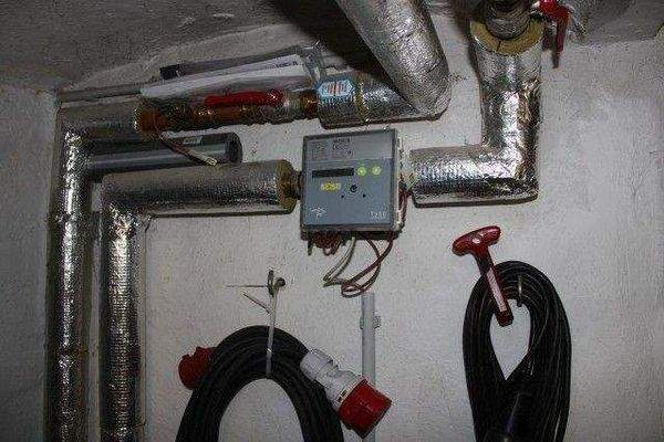 Keller Ansicht Leitungen.jpg