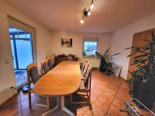 Esszimmer mit Zugang zur Terrasse