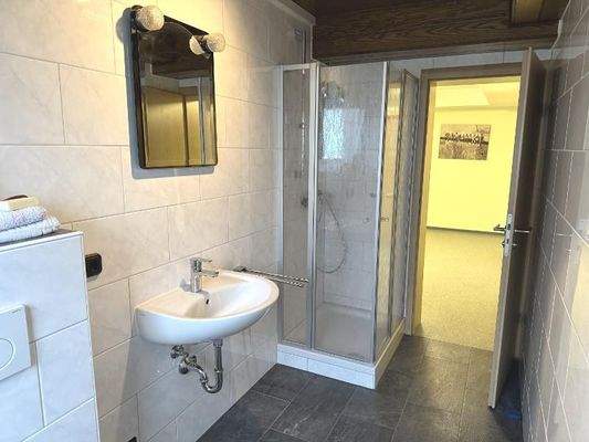 Bad mit Dusche Bild 2