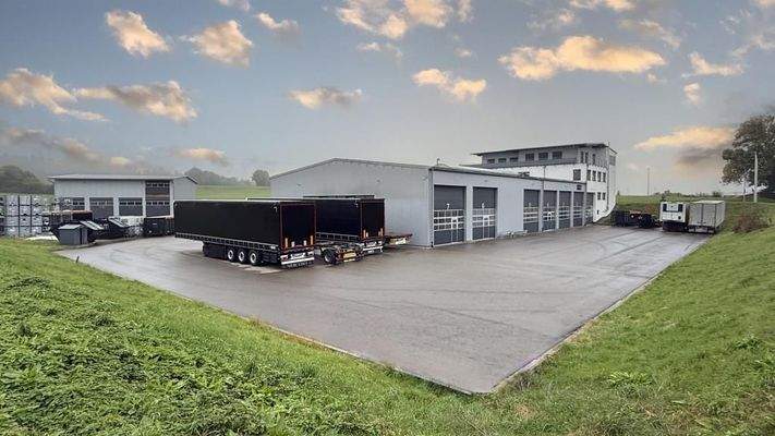 Hauptgebäudeansicht-Straße