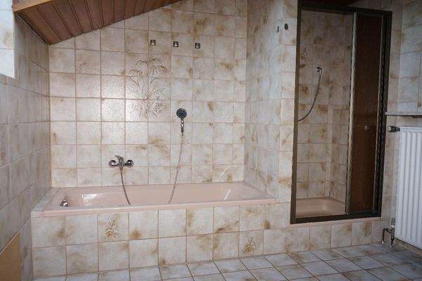 ...mit Badewanne u. Dusche